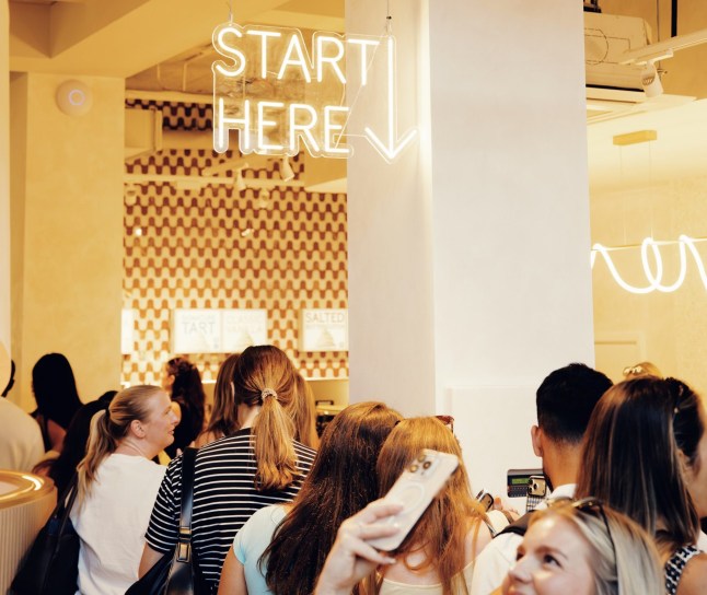 Londoners queue two hours for frozen yoghurt that's the 'best thing to happen since One Direction' iloveyochi.uk